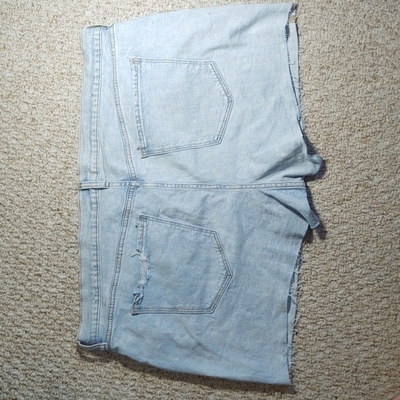 Old Navy Boyfriend Light Wash Distressed Denim Shorts Sz 20 - Picture 5 of 8